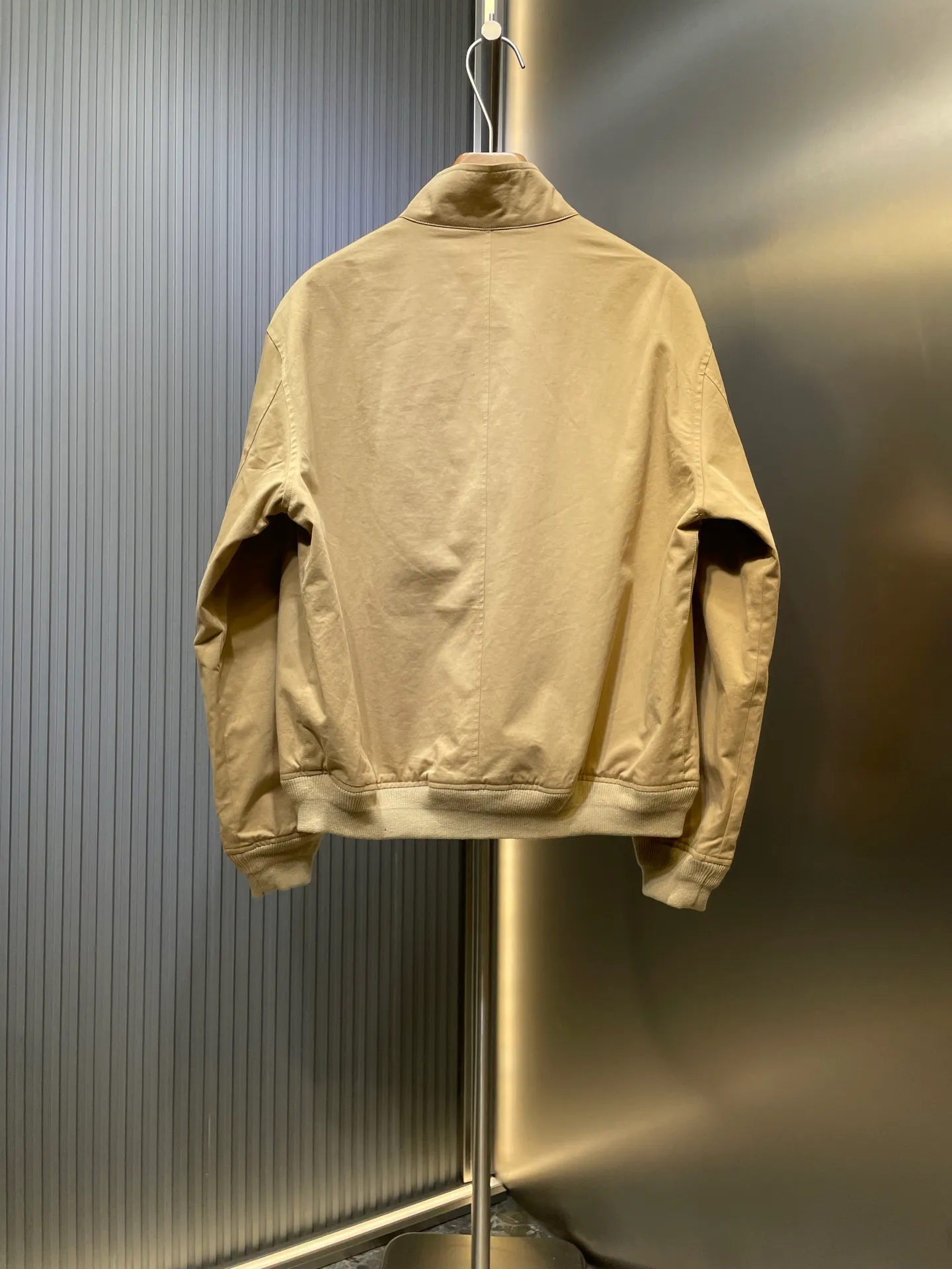 P560 Ralph Lauren 🌟 Embroidered zipper jacket Customized elegant cotton fine twill fabric Soft and silky Comfortable against the skin With khaki as the base color Soft and unobtrusive Just right to show a kind of restrained elegance Exquisite pony logo embellished with an atmosphere of freedom and vitality Injecting the brand soul charm Using simple and smooth lines to outline a tall and straight figure A unique and charming fashion masterpiece came into being Process 1: Adopting imported machine embroidery technology and using advanced computer control systems and precision mechanical components to achieve the iconic pony embroidery operation with high precision and smooth and delicate lines. Process 2: Template machine bag opening. The preset template guides the position, shape and size of the bag opening. The accuracy ensures the quality of the bag opening effect. Process 3: Infrared positioning cutting machine uses infrared emitters and infrared receivers to achieve precise positioning of materials. The accuracy can reach the micron level, thereby meeting the effect of high-precision cutting of plaid alignment. Process 4: The fabrics have been carefully washed and have a better feel. Not easy to deform, not easy to shrink, not easy to fade, and maintain long-term beauty. Accessories: Customized 1:1 Ralph Lauren horn buckle, Customized 1:1 Ralph Lauren zipper, Customized 1:1 leather lanyard, Customized 1:1 Ralph Lauren trademark. Version: Loose version. Size: S M L XL